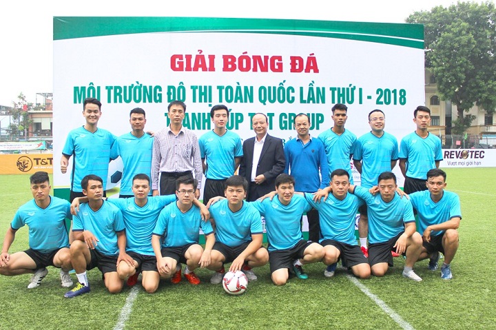 Phó Tổng giám đốc Nguyễn Tất Thắng chụp hình lưu niệm với một đội bóng tham gia giải đấu