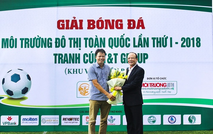 Ông Đồng Xuân Thụ Trưởng Ban Tổ chức Giải tặng hoa cho Phó Tổng Giám đốc Tập đoàn T&T Group Nguyễn Tất Thắng - nhà tài trợ chính của giải đấu