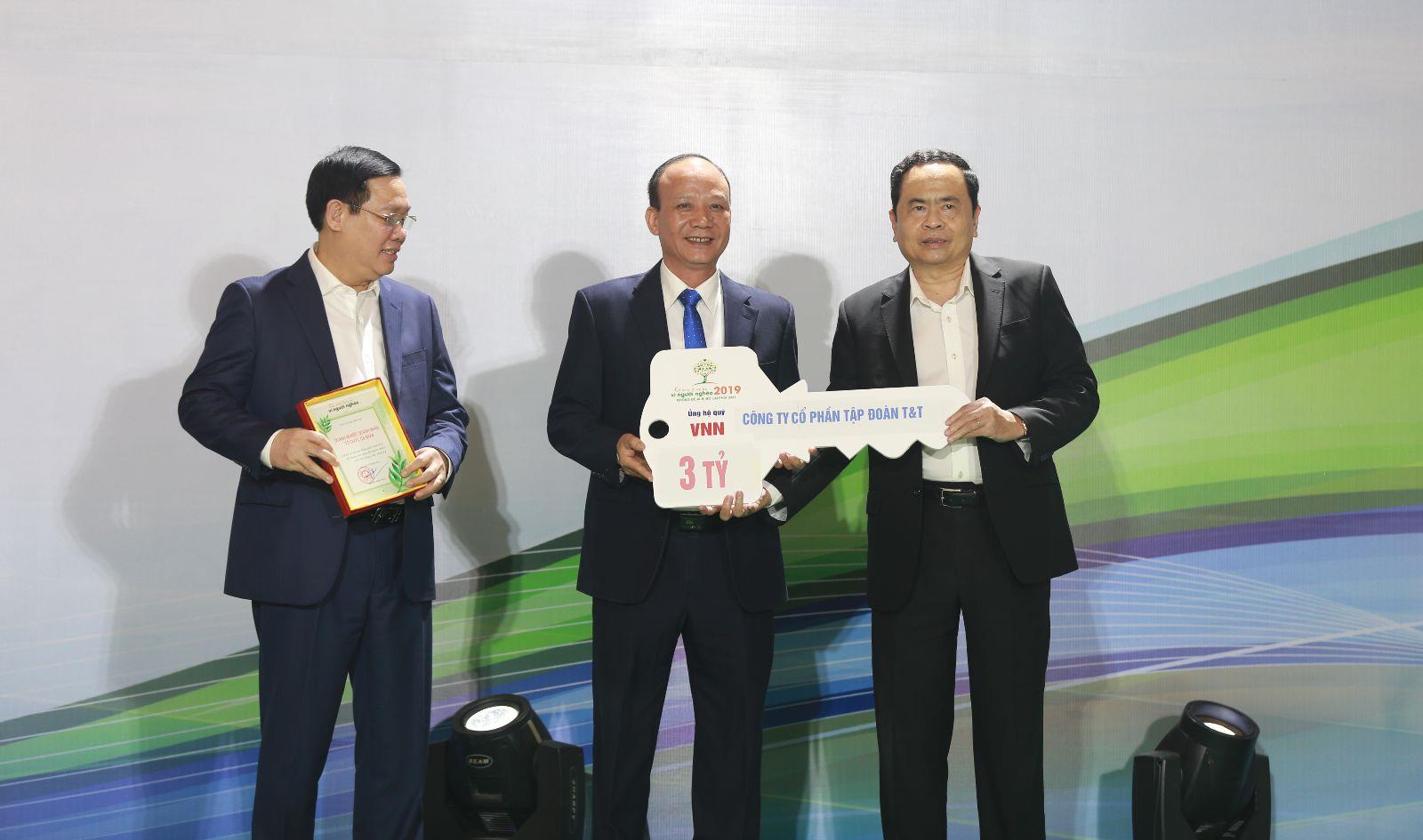 Phó Tổng Giám đốc Tập đoàn T&T Group Nguyễn Tất Thắng trao tặng 3 tỉ đồng của Tập đoàn cho Quỹ "Vì người nghèo"