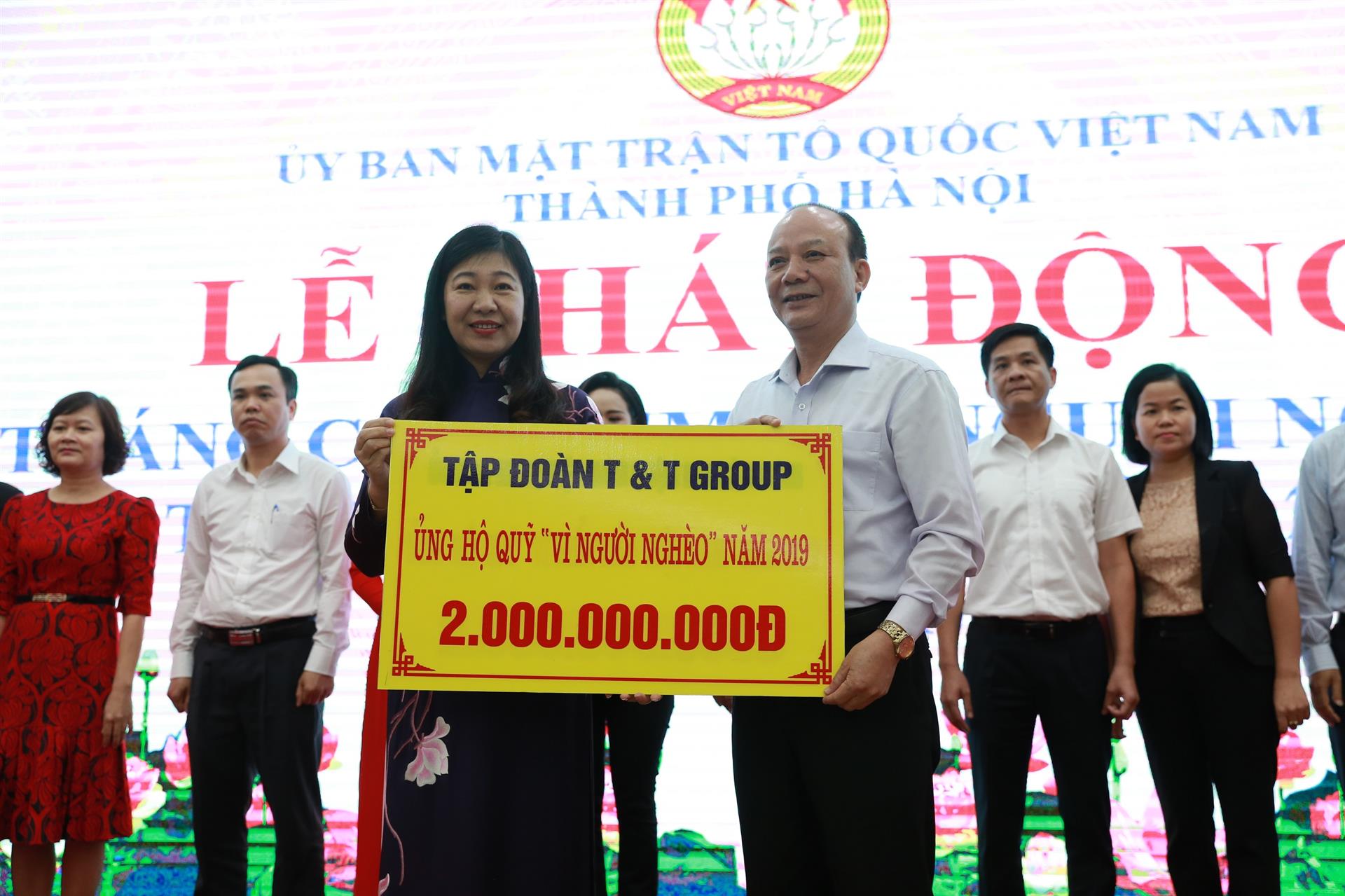 Phó Tổng Giám đốc Tập đoàn Nguyễn Tất Thắng trao 2 tỉ đồng ủng hộ Quỹ "Vì người nghèo" tại lễ phát động