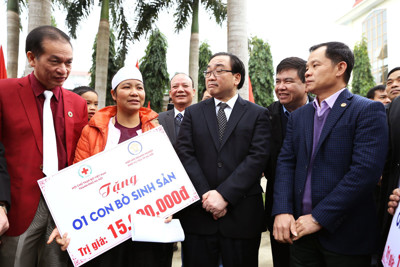 Phó Tổng Giám đốc Nguyễn Tất Thắng trao quà Tết cho người nghèo ở Ba Vì