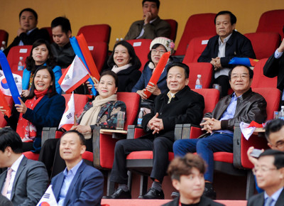 Chủ tịch Quốc hội dự khán trận giao hữu Nghị sĩ Việt Nam - Hàn Quốc tại SVĐ Hàng Đẫy