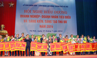 Tập đoàn T&T nhận cờ thi đua của UBND Tp. Hà Nội