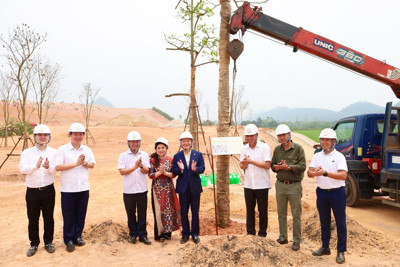Chủ tịch Đỗ Quang Hiển dâng hương tưởng niệm các Vua Hùng và phát động trồng cây tại sân golf Văn Lang Empire